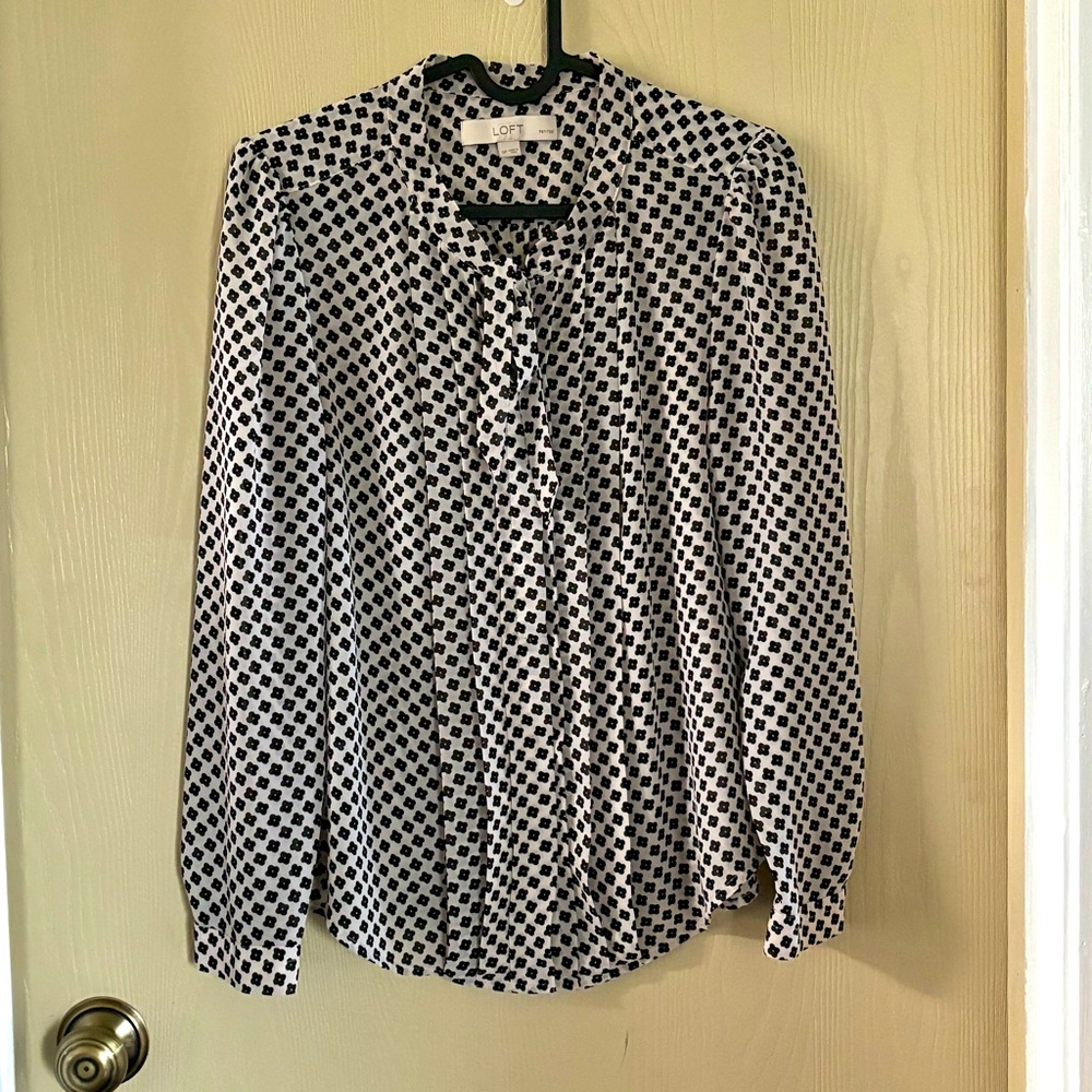 Loft long sleeve button blouse w/neck tie in clover flower pattern size S Petite